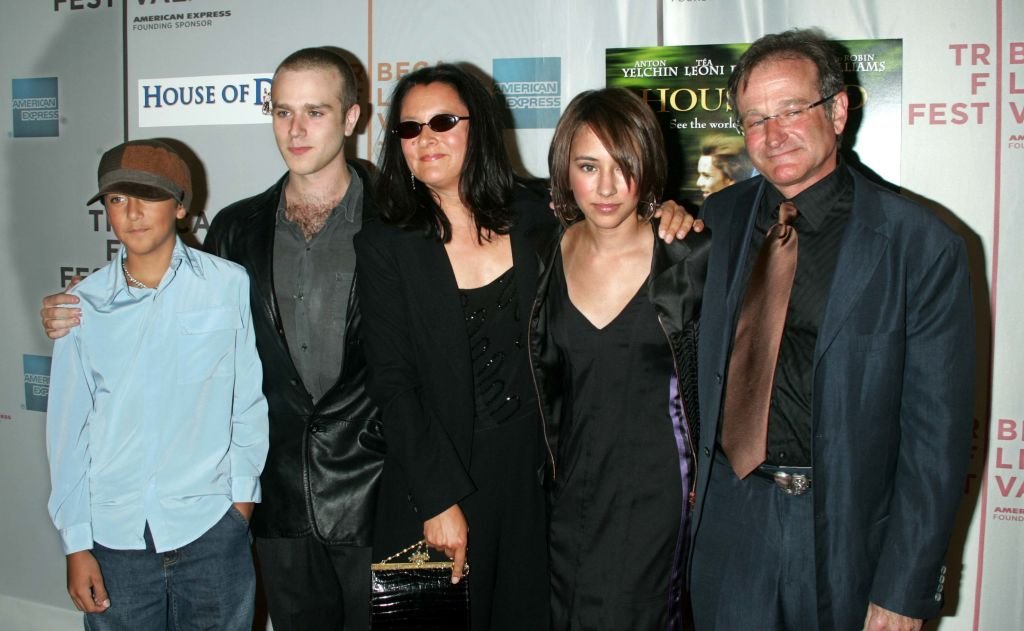 Robin Williams, su hija Zelda, su esposa Marsha, su hijo Cody y su hijo Zac en el Tribeca Performing Arts Center en Nueva York. | Foto: Getty Images