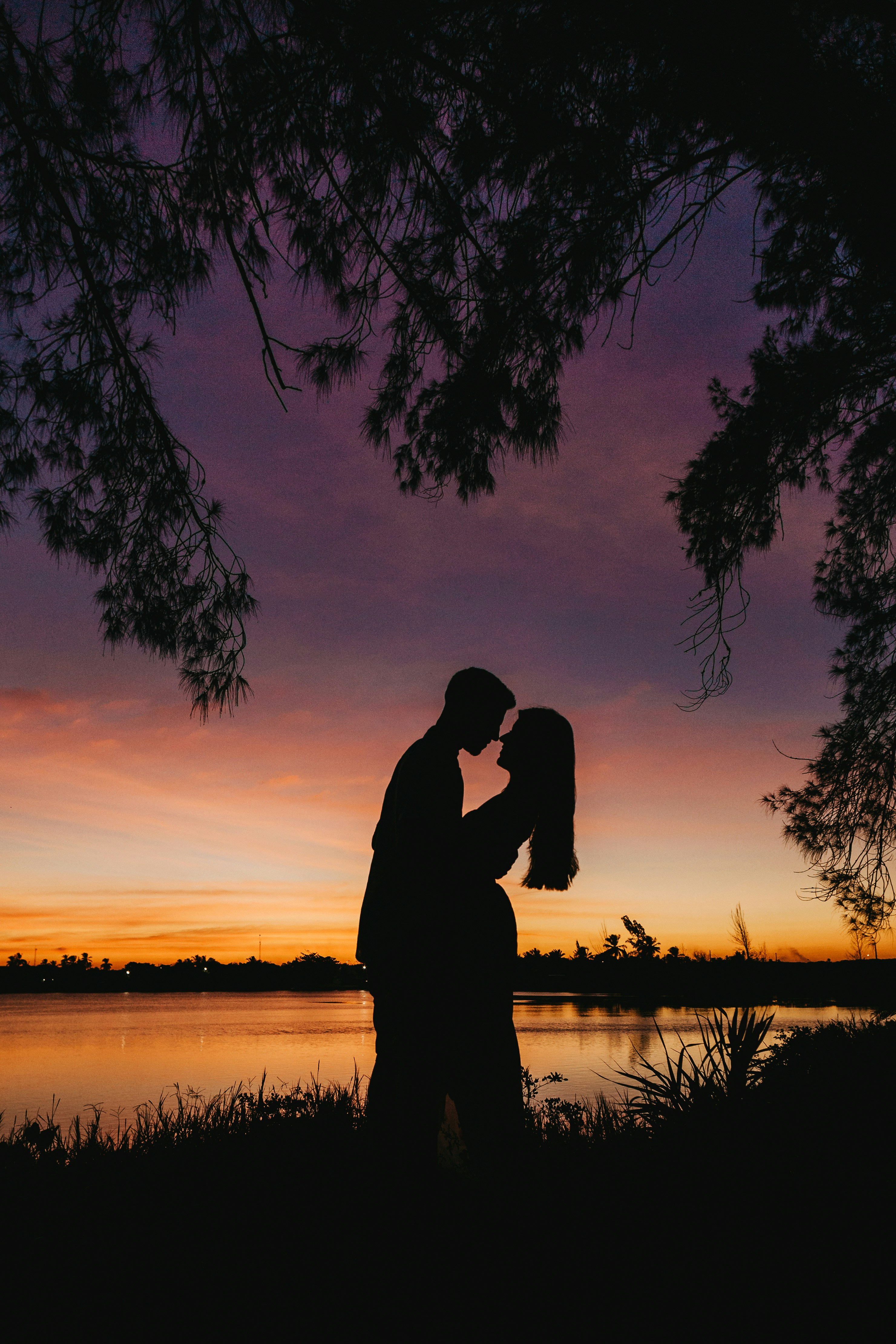 A silhouette of a couple | Source: Unsplash
