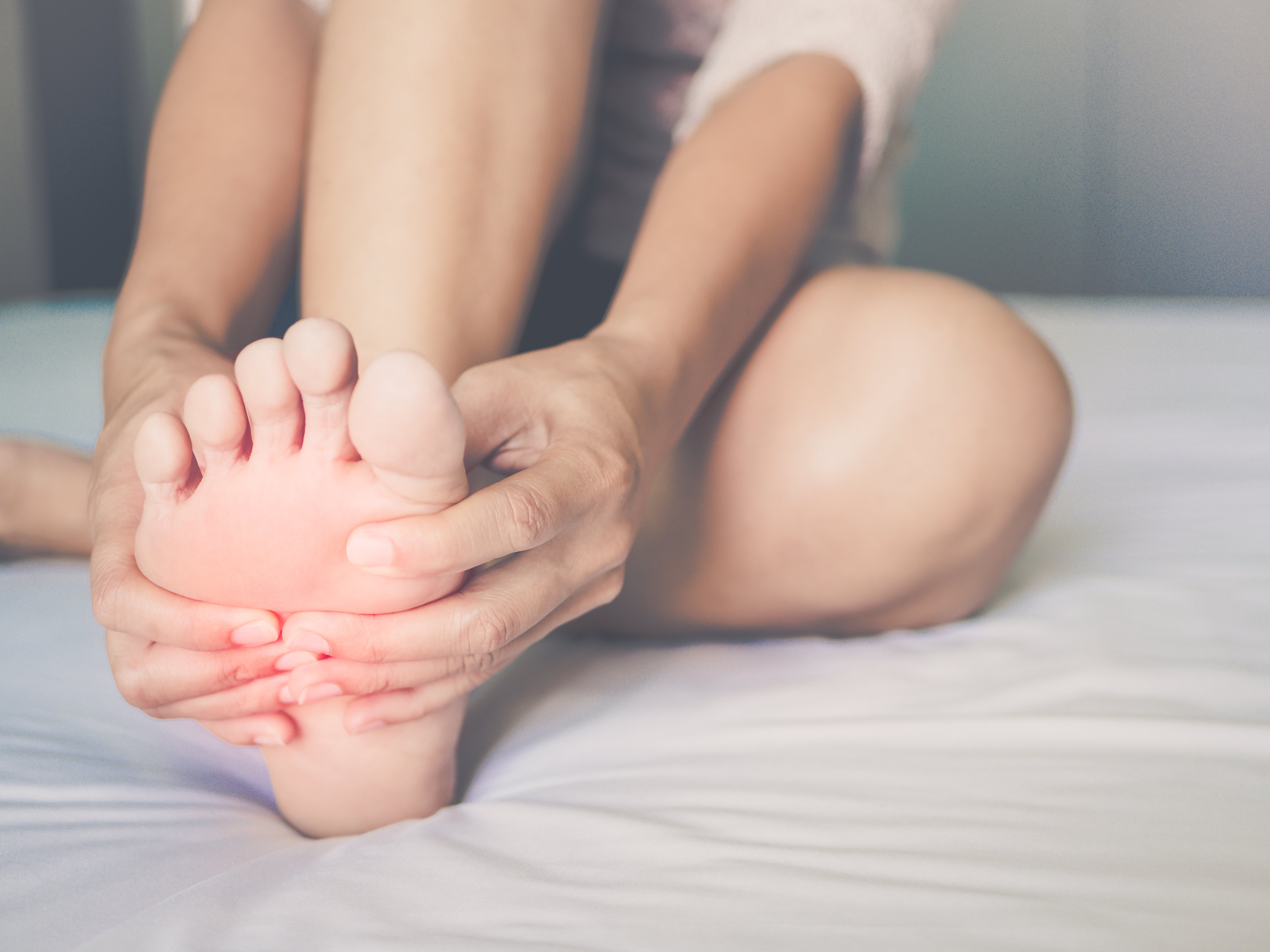 Une femme avec des crampes. | Photo : Shutterstock Une femme avec des crampes. | Photo : Shutterstock