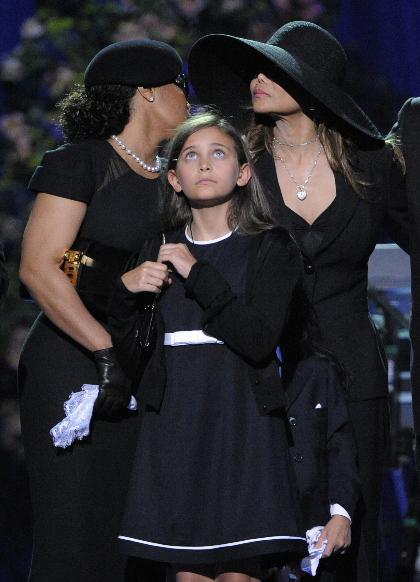 Paris Jackson and her aunt La Toya Jackson at the Michael Jackson public memorial service held in Los Angeles, California on July 7, 2009 | Source: Getty Images