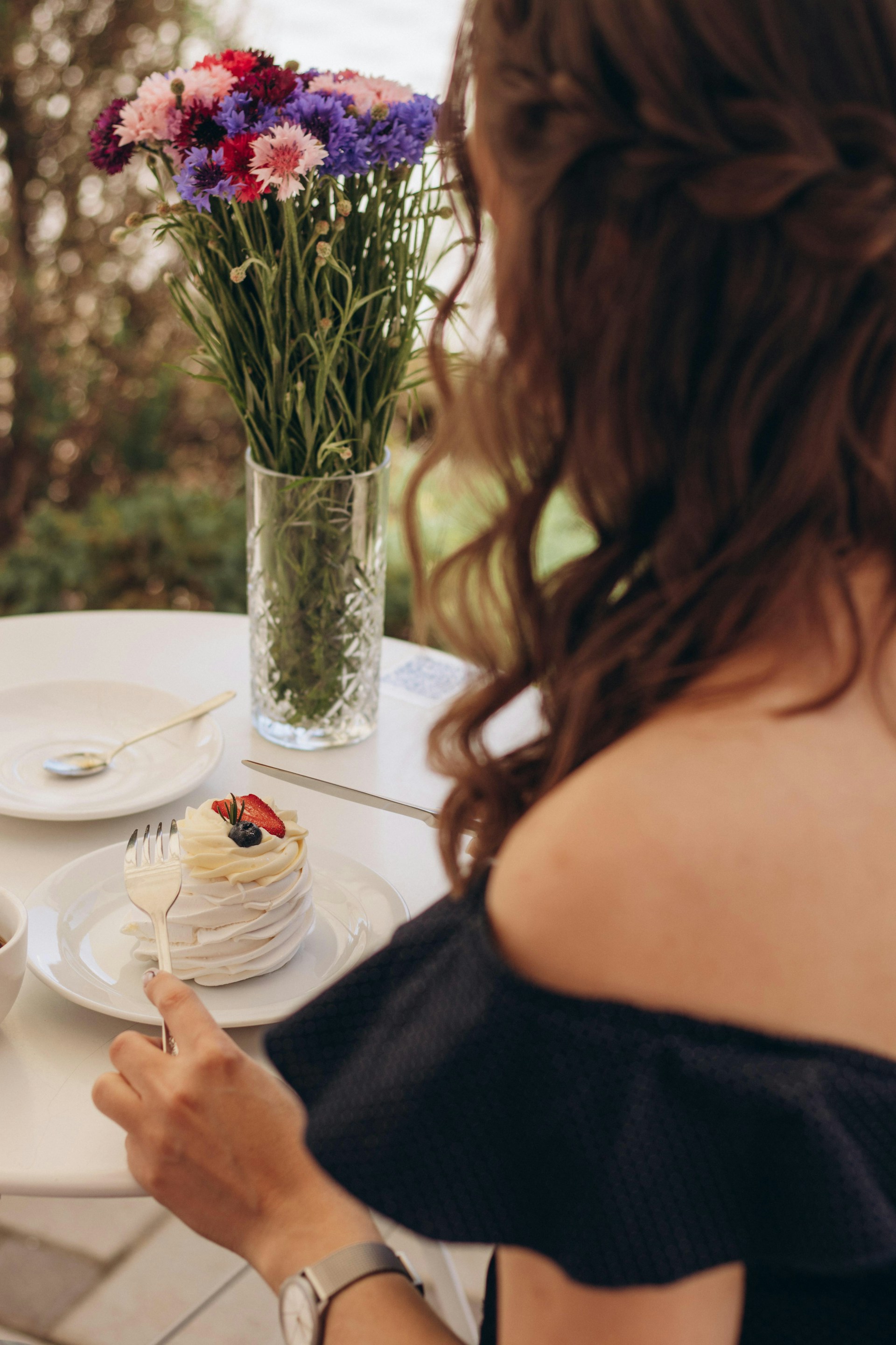 A woman eating cake | Source: Unsplash