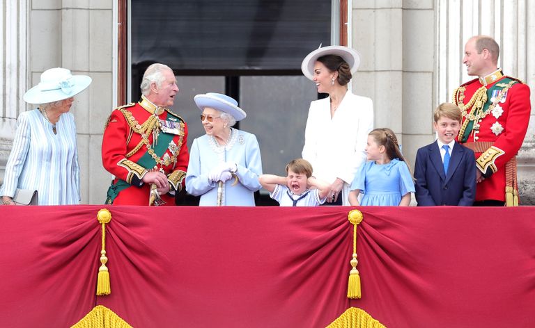 La reine Elizabeth II sourit sur le balcon du palais de Buckingham pendant le défilé du drapeau aux côtés de la duchesse de Cornouailles, du prince Charles, du prince Louis de Cambridge, de Catherine, duchesse de Cambridge, de la princesse Charlotte de Cambridge, du prince George de Cambridge et du prince William pendant le défilé du drapeau le 2 juin 2022 à Londres, en Angleterre | Source : Getty Images
