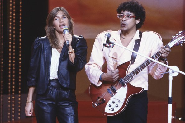 Véronique Jannot et Laurent Voulzy sur le plateau d'une émission de télévision à Paris. |Photo : Getty Images