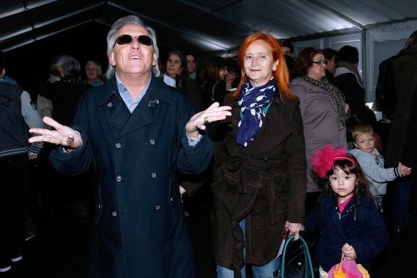 Gilbert Montagne, sa femme et leur fille Elsa assistent au spectacle 'Silvia' du 'Cirque Alexis Gruss' en Première, Porte de Passy à Paris le 28 octobre 2013 à Paris, France. | Photo : Getty Images
