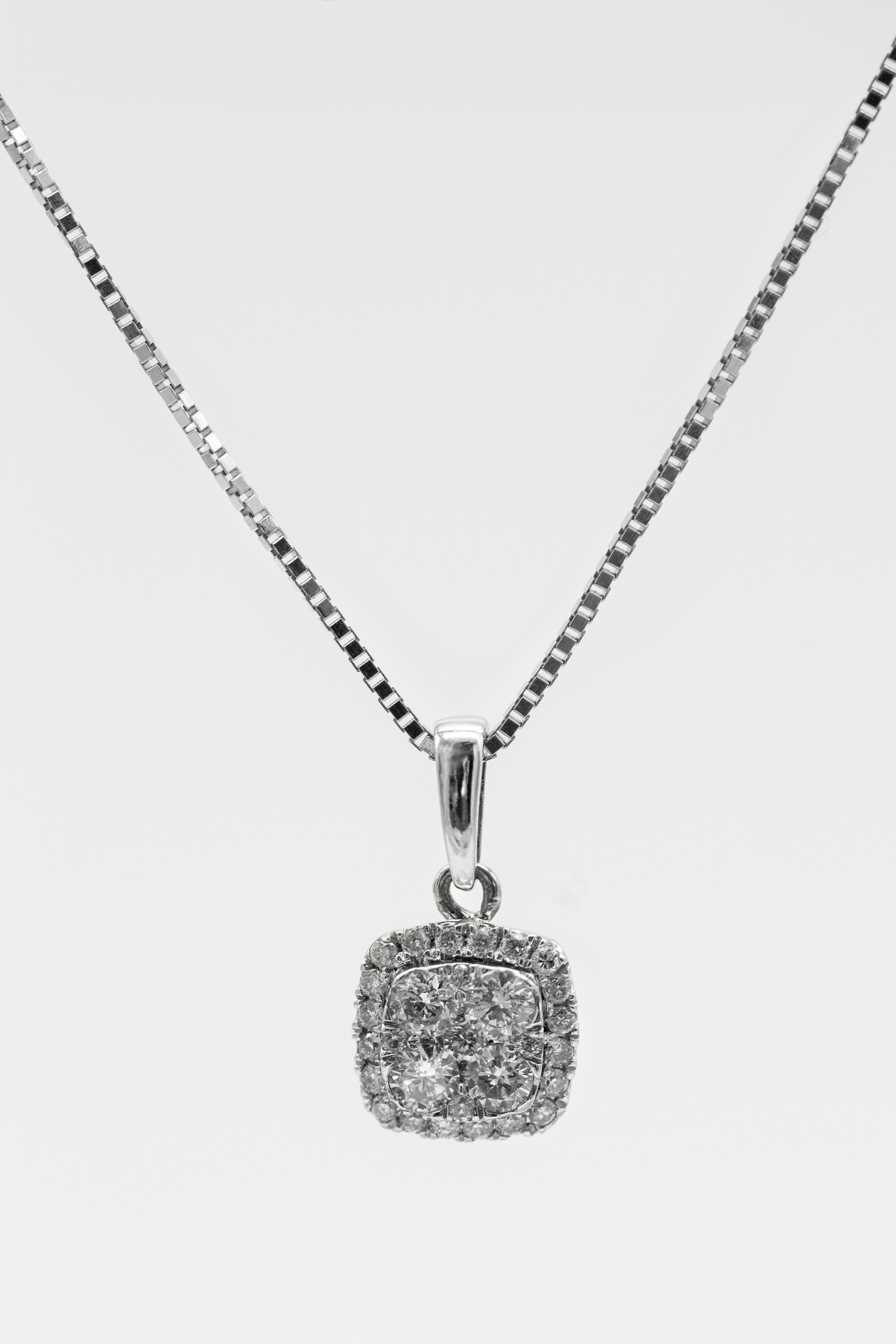 A diamond necklace | Source: Unsplash