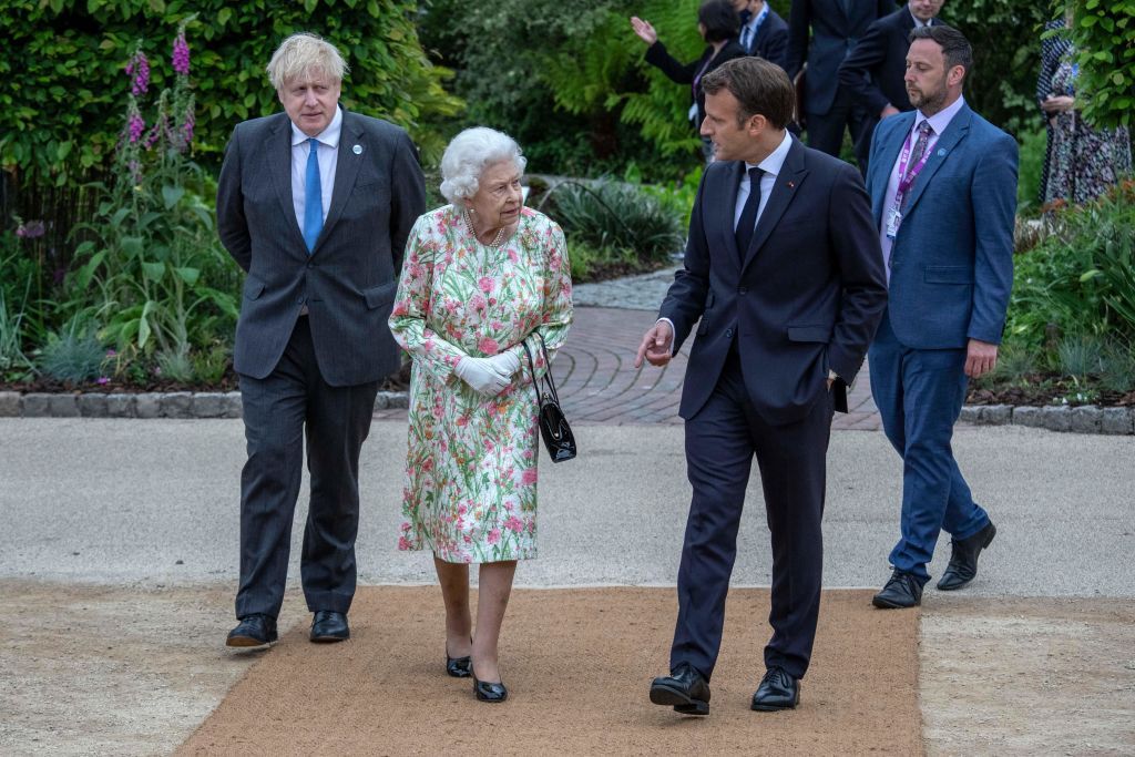 Le président français Emmanuel Macron parle avec la reine Elizabeth II de Grande-Bretagne alors que les dirigeants du G7 arrivent pour une photo de famille lors d'une réception à l'Eden Project dans le sud-ouest de l'Angleterre, le 11 juin 2021. | Photo : Getty Images