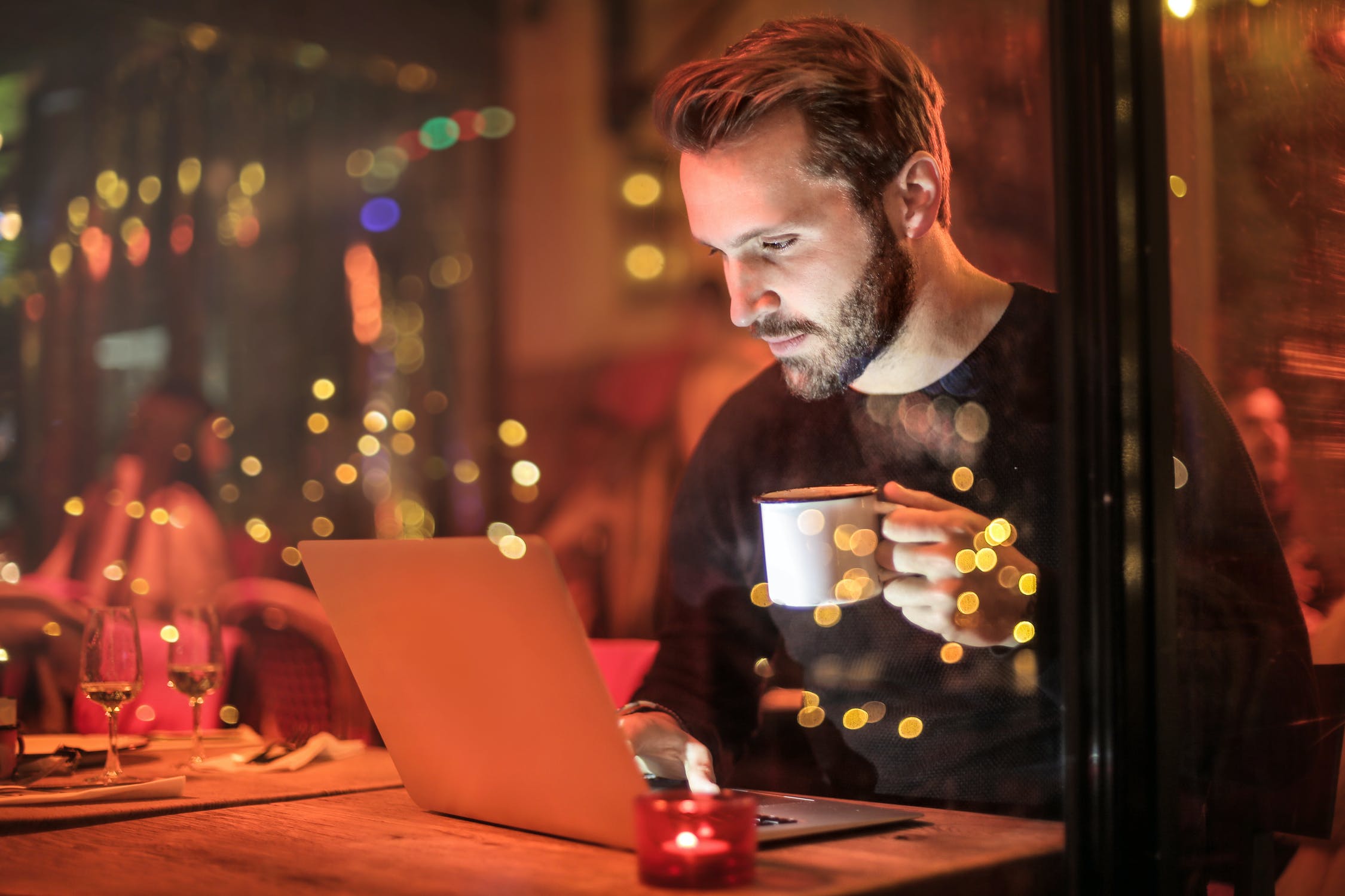 John was in a restaurant when he noticed a woman outside | Source: Pexels