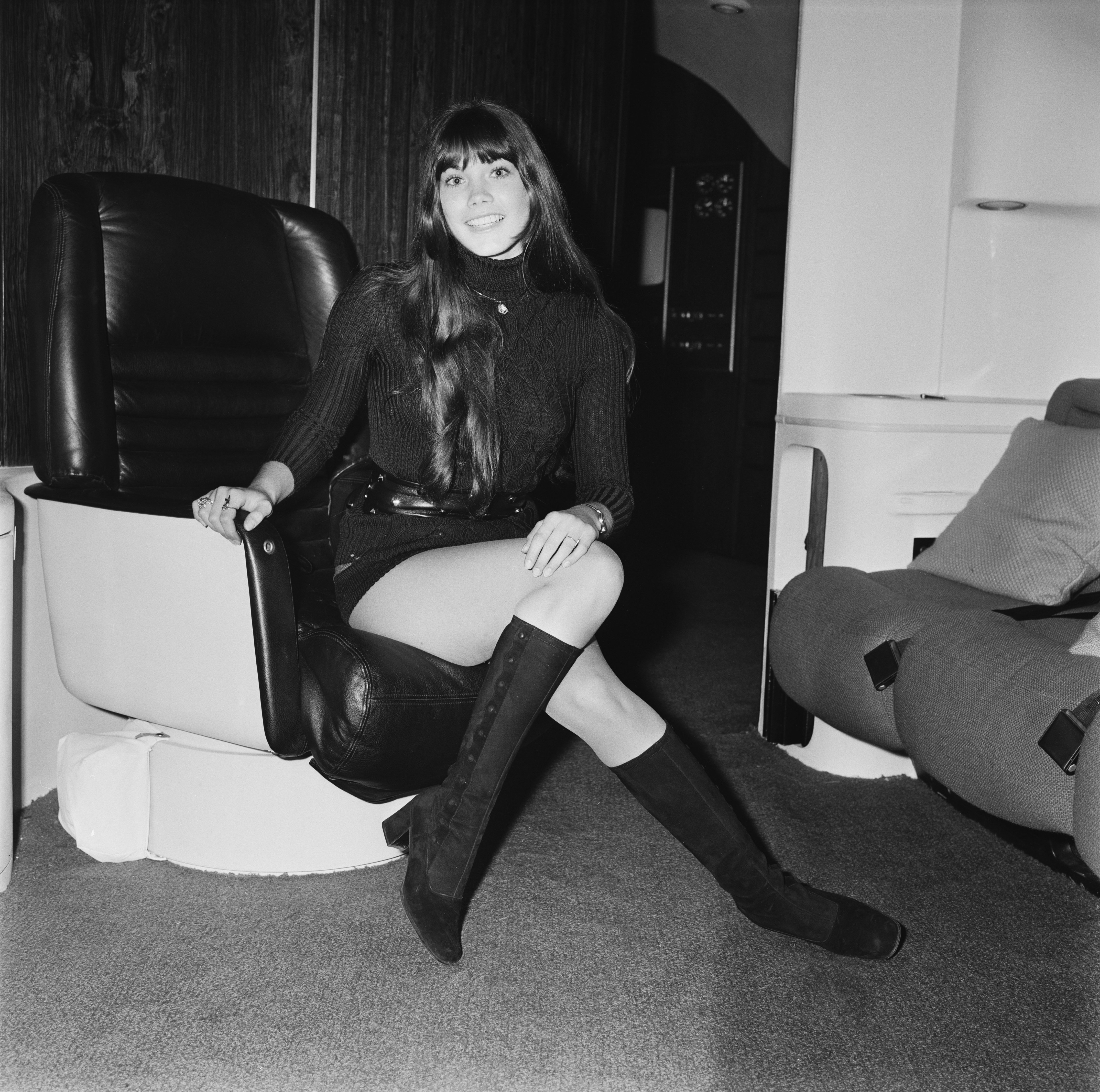 Barbi Benton at an aircraft in London Airport on February 20, 1971. | Source: Getty Images