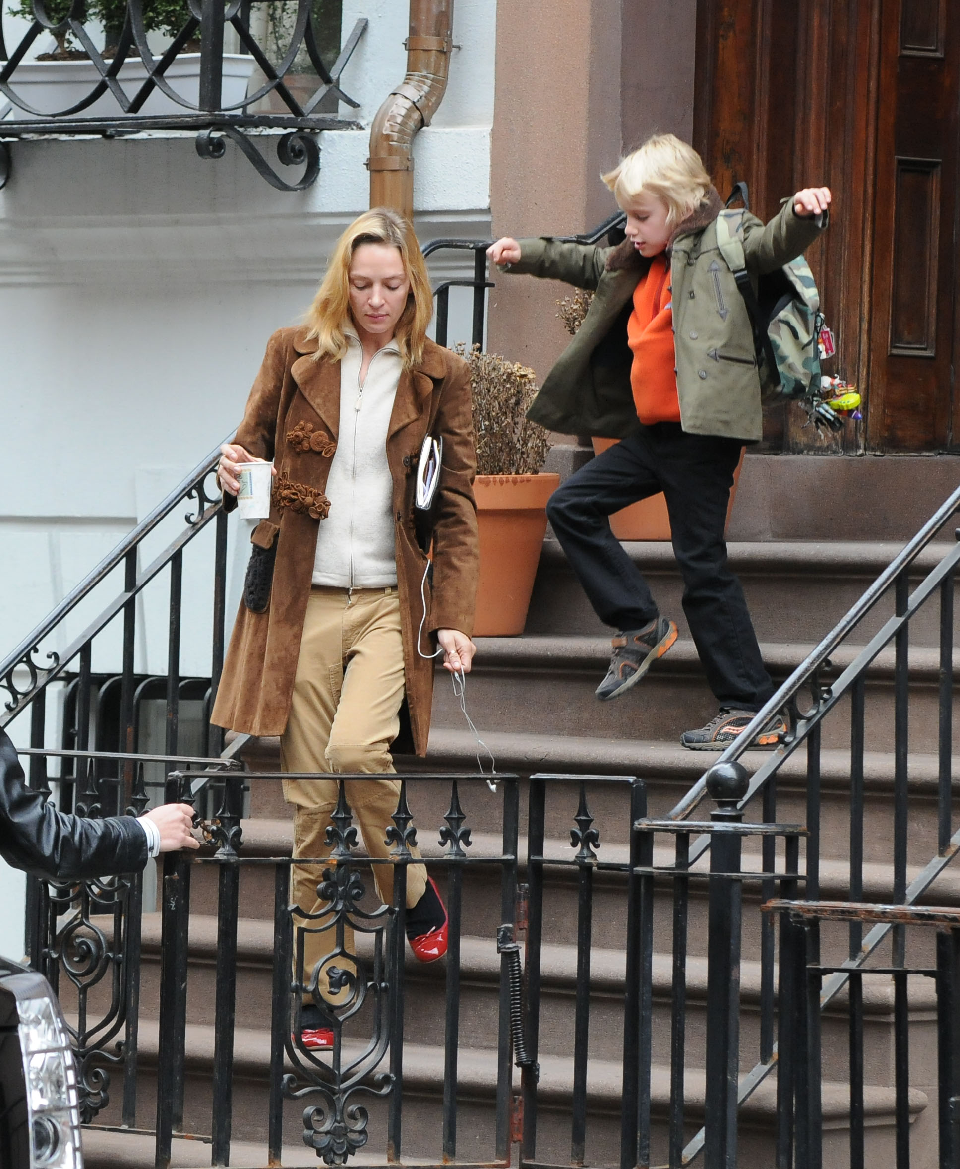 Uma Thurman and Levon Hawke leave their house on April 1, 2009, in New York City. | Source: Getty Images