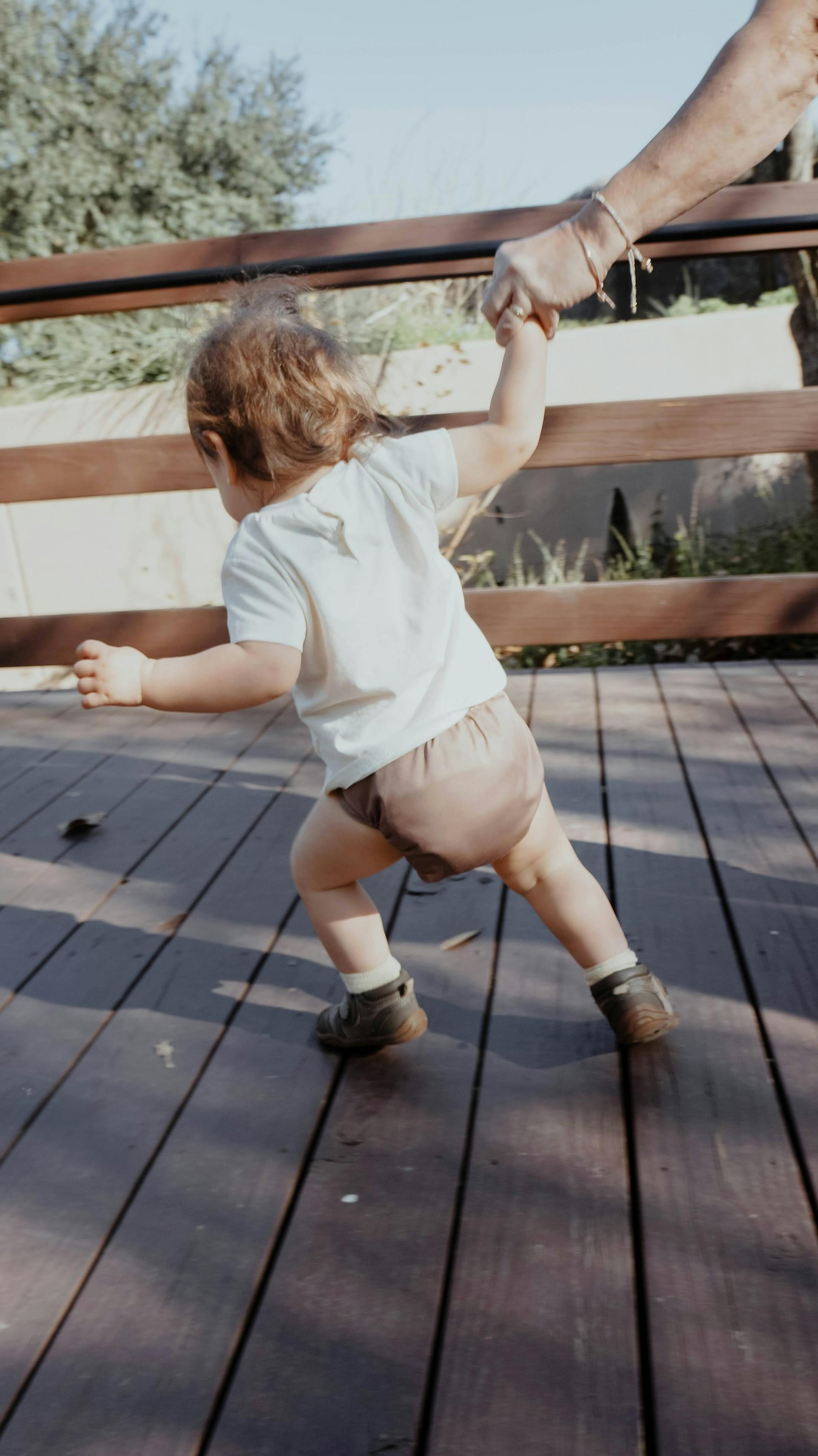 A baby walking | Source: Pexels
