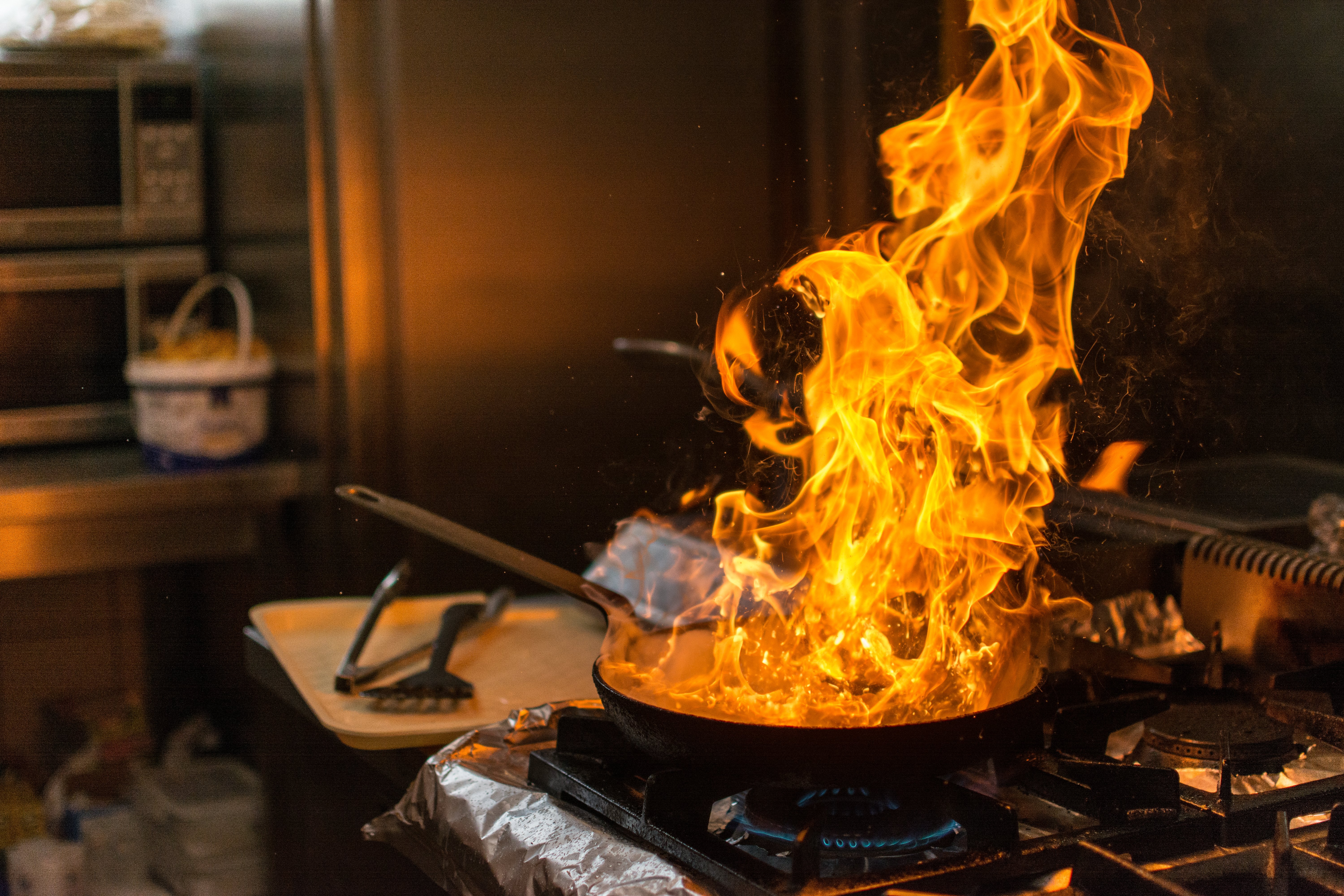 Un sartén en llamas sobre una estufa. | Foto: Shutterstock
