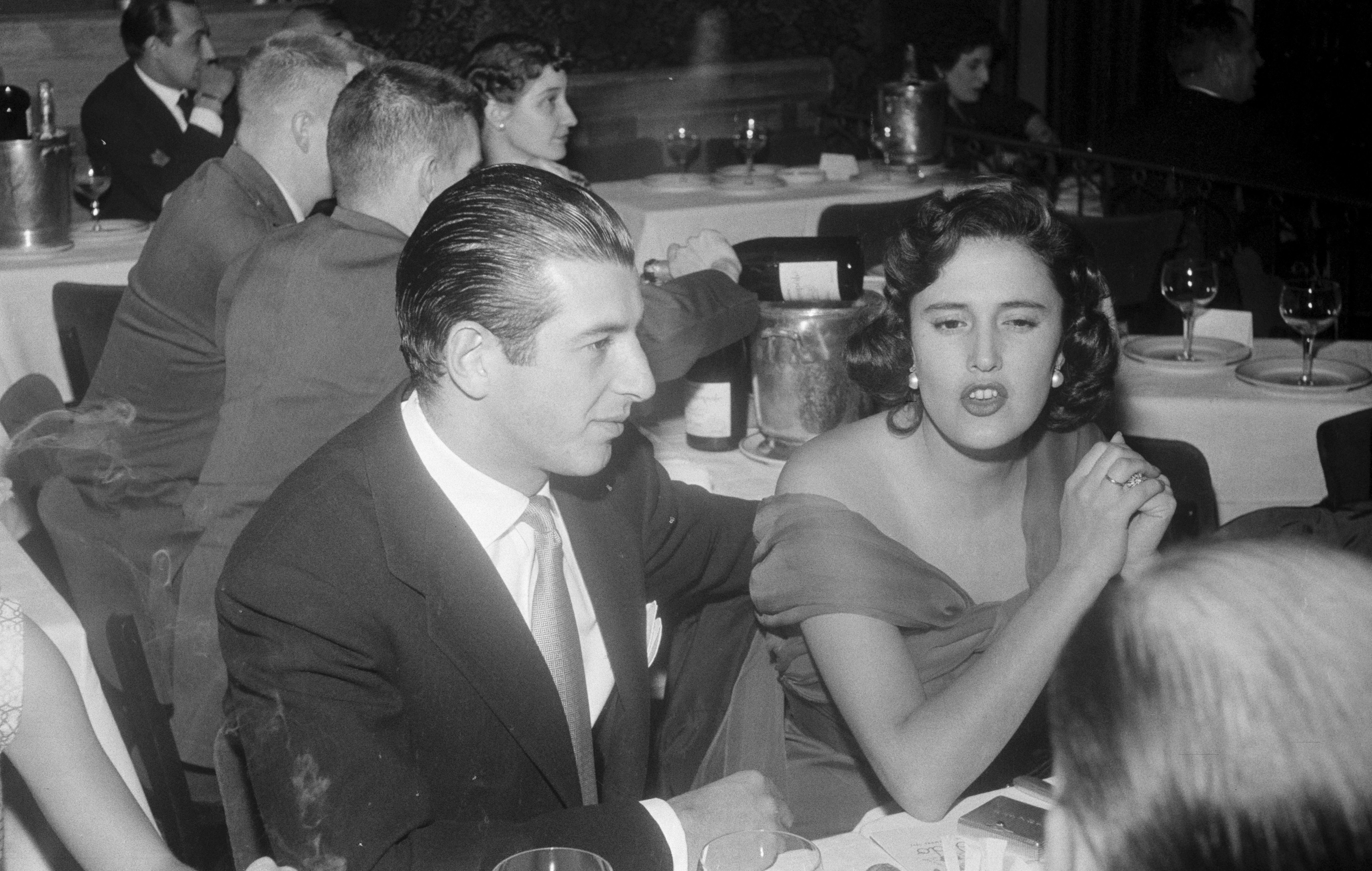 Antonio Ordóñez y Carmina Ordóñez, el 12 de diciembre de 1957 en París, Francia. | Foto: Getty Images