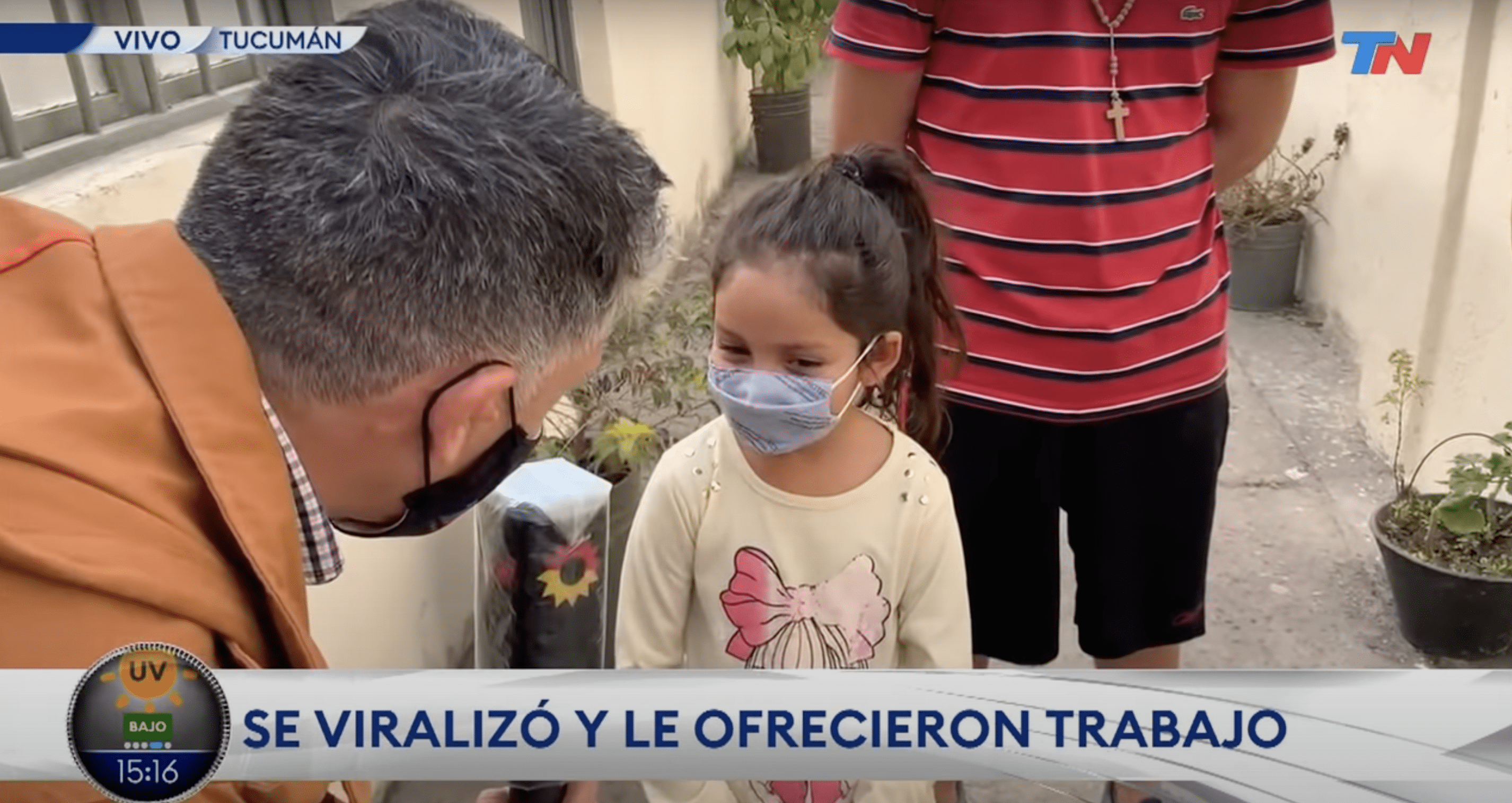 A reporter talks to little girl, Guadalupe | Source: YouTube.com/Todo Noticias
