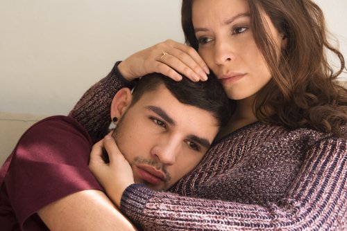 A young woman comforting her grieving partner. | Source: Shutterstock.