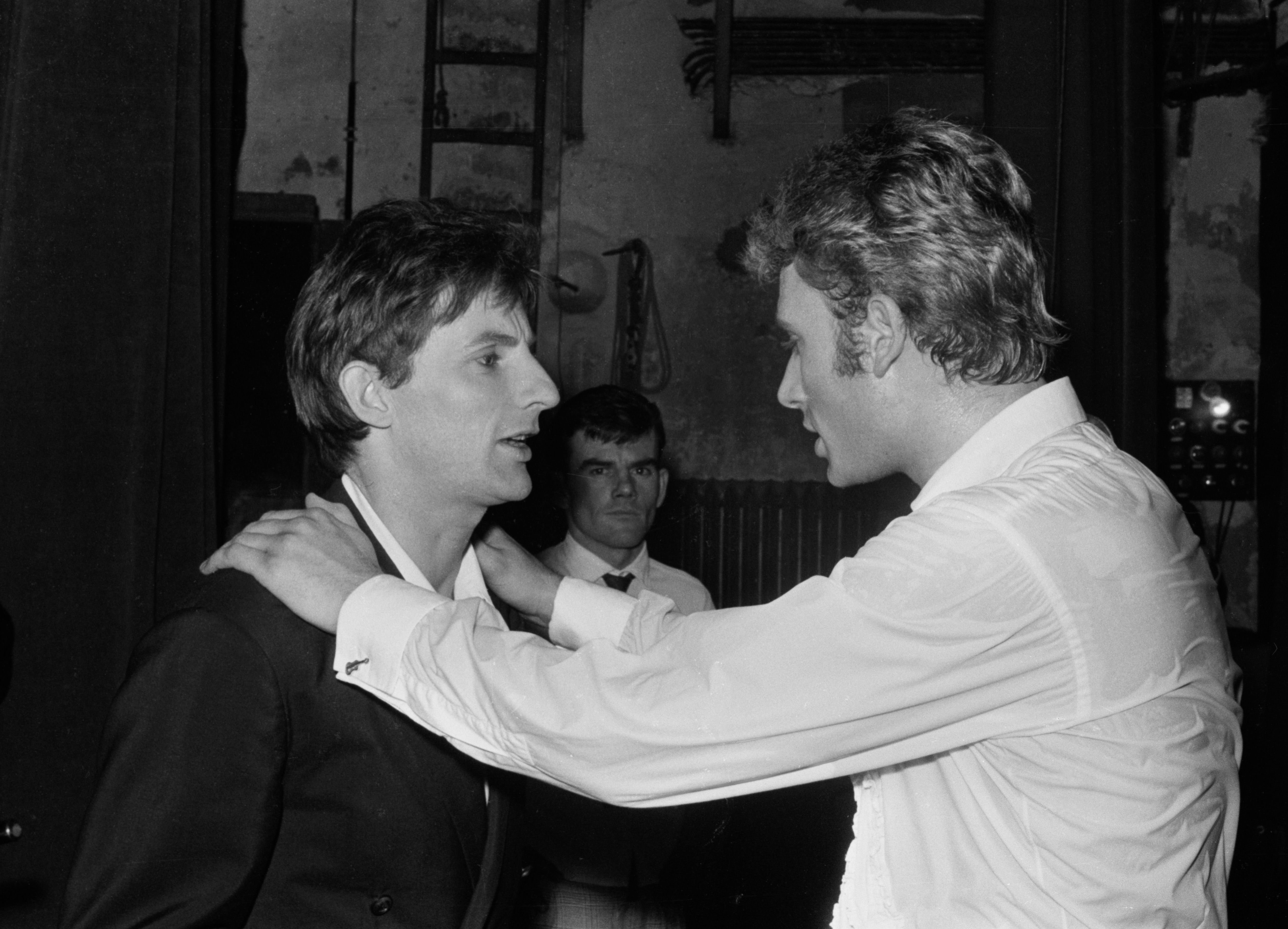 Hugues Aufray et Johnny Hallyday à Paris le 24 décembre 1963, France. | Photo : Getty Images