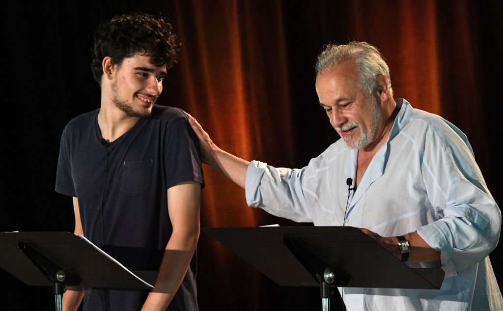 L'acteur français Francis Perrin et son fils autiste Louis à l'Institut Don Bosco, le 19 juin 2019. | Photo : Getty Images