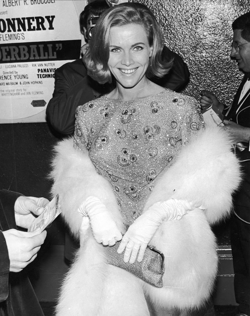 Honor Blackman souriant à la première du film de James Bond 'Thunderball' à Londres. | Photo : Getty Images