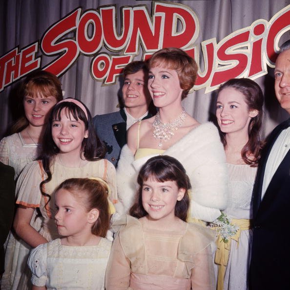 Julie Andrews poses with other cast members of "The Sound of Music," at the film's premiere in 1965 in Hollywood, California. | Photo: Getty Images