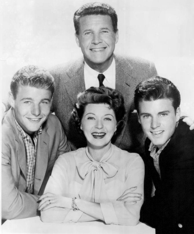 La famille Nelson ; (dans le sens des aiguilles d'une montre en partant du haut) Ozzie, Ricky, Harriet et David, 1960. | Photo : Wikimedia Commons Images