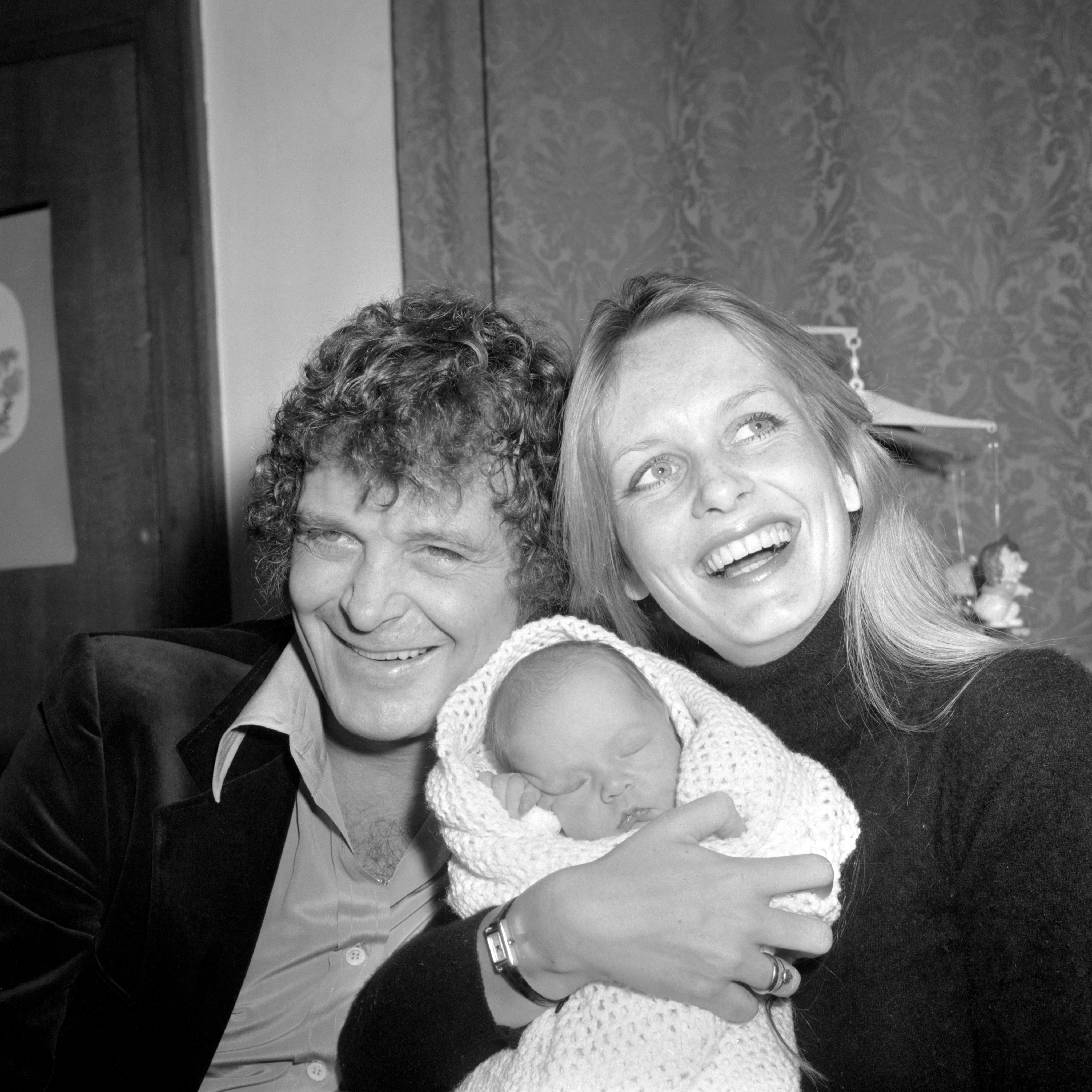 The model, Michael Whitney, and their week-old daughter Carly, leaving a hospital in London. | Source: Getty Images