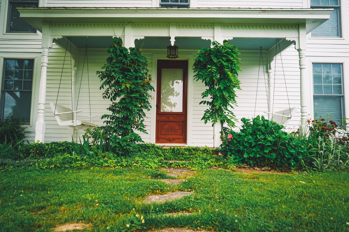 Fachada de una casa blanca. | Foto: Pexels