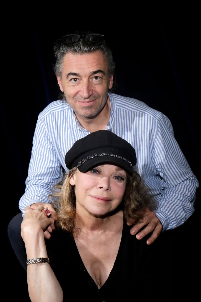 Grace de Capitani et son mari Jean-Pierre Jacquin posent lors d'une séance de portrait à Paris, France le 10 janvier 2020. | Photo : Getty Images