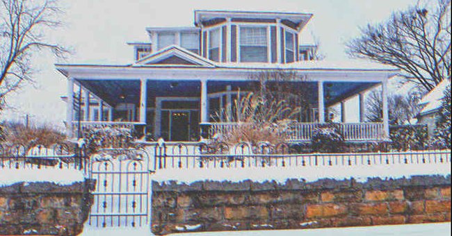 A big house in a snowy day | Source: Shutterstock