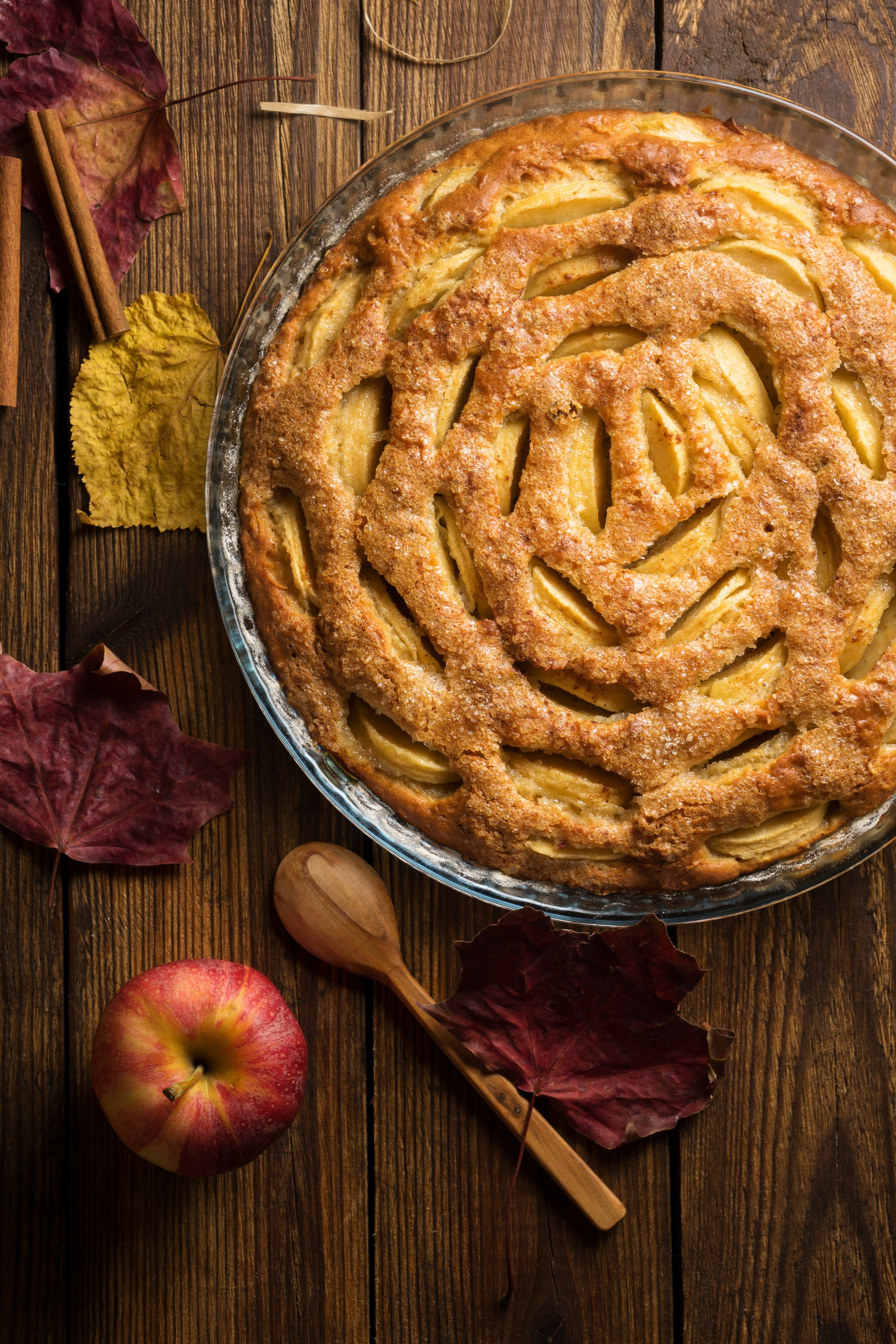 Apple Pie on Wooden Background | Photo: Unsplash/phototastyfood 