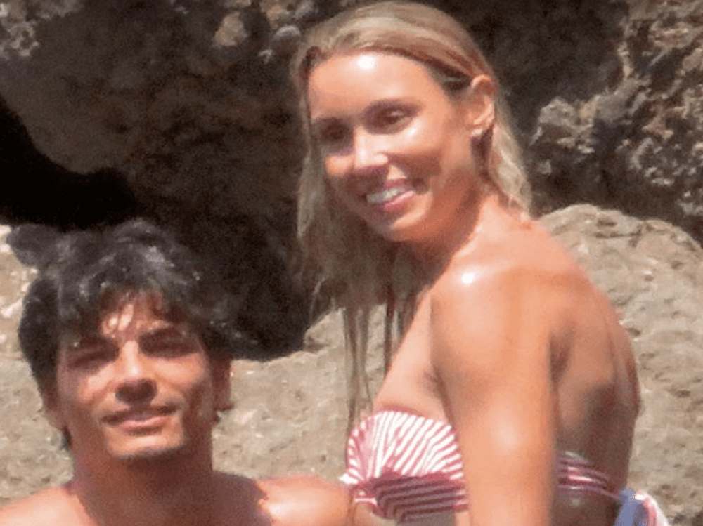 Fotografía exclusiva de ¡HOLA! que muestra a Maribel Nadal posando junto a Javier de Miguel. | Foto: YouTube/Edmund Batz Fotografía exclusiva de ¡HOLA! que muestra a Maribel Nadal posando junto a Javier de Miguel. | Foto: YouTube/Edmund Batz