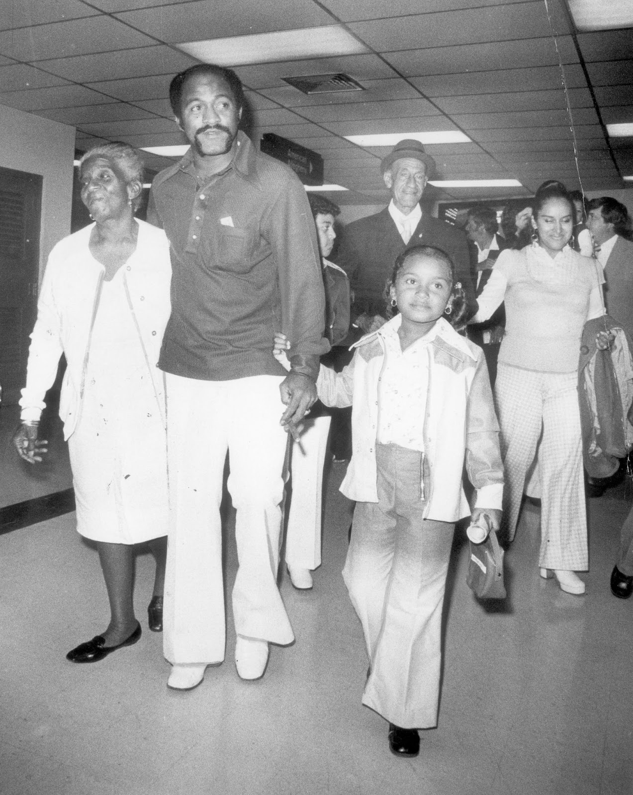 Luis Tiant photographed at Logan Airport with his wife, Maria Tiant, his children, and his parents in 1975. | Source: Getty Images