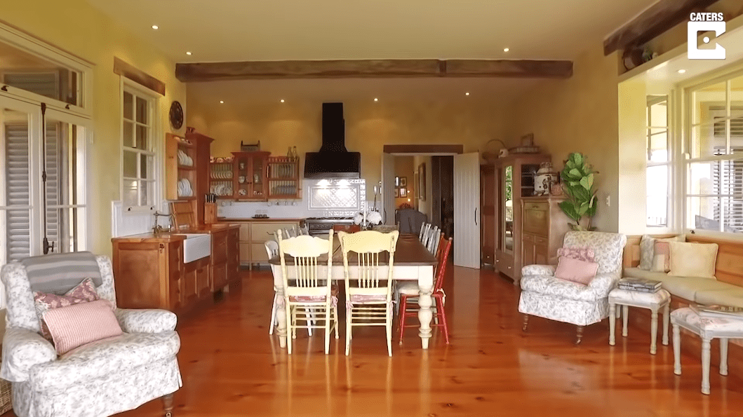 Dinning area of Olivia Newton-John's Farm's Guesthouse. | Photo: YouTube/Caters Clips