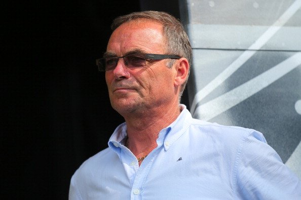 Bernard Hinault attend la quatorzième étape du Tour de France 2013, à Lyon. | Photo : Getty Images Bernard Hinault attend la quatorzième étape du Tour de France 2013, à Lyon. | Photo : Getty Images