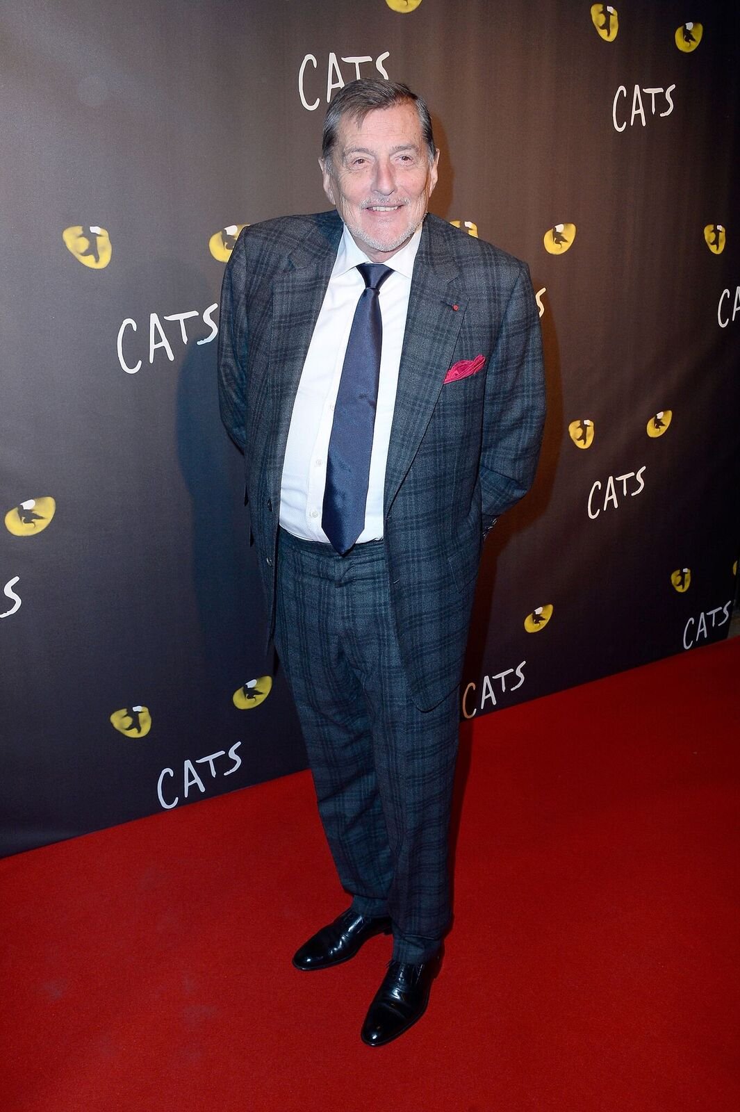 Jean-Claude Camus habillé d'un costume à carreaux. | Photo : Getty Images Jean-Claude Camus habillé d'un costume à carreaux. | Photo : Getty Images