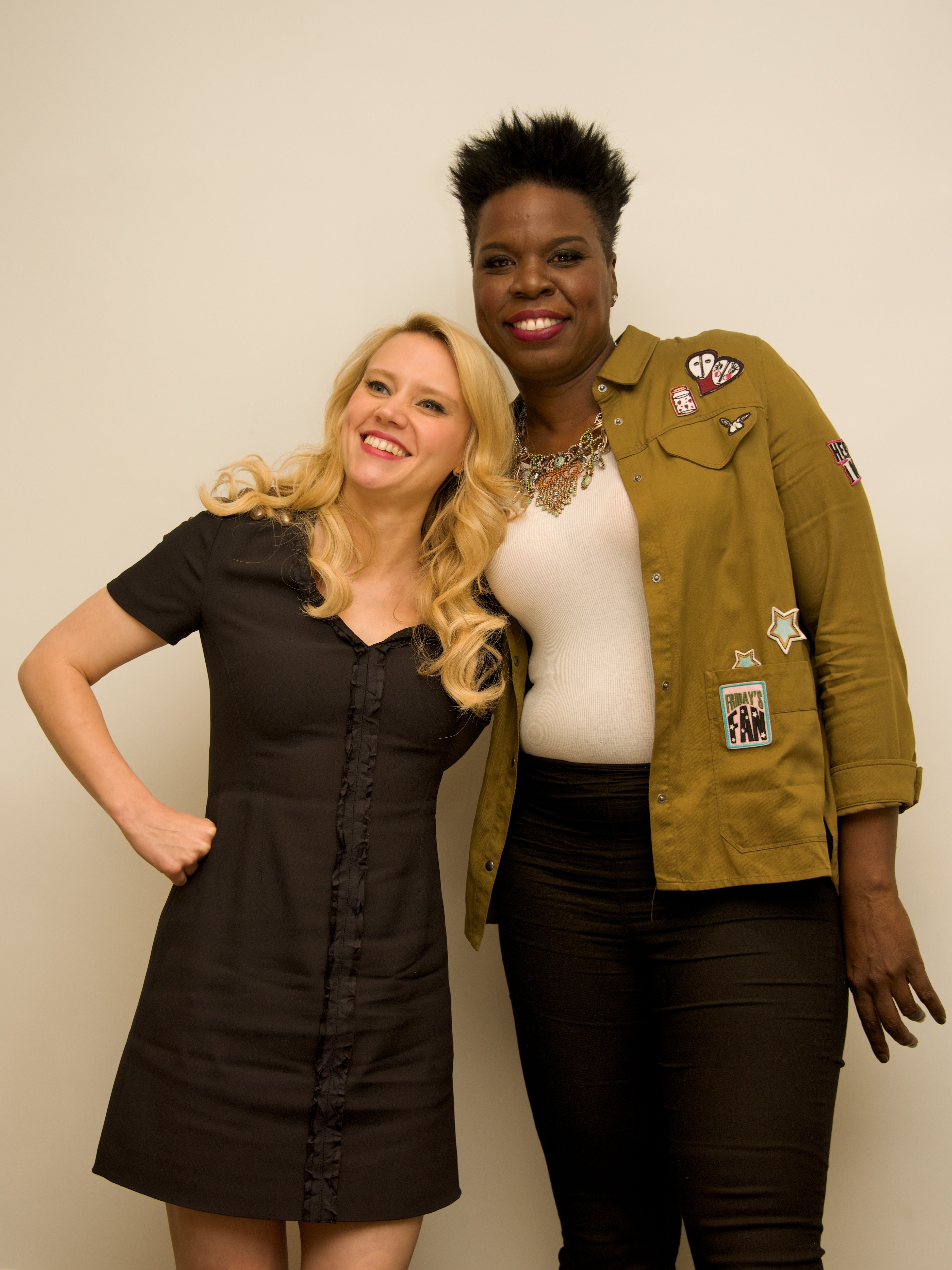 Kate McKinnon and Leslie Jones at the "Ghostbusters" Press Conference on July 8, 2016, in California | Source: Getty Images 