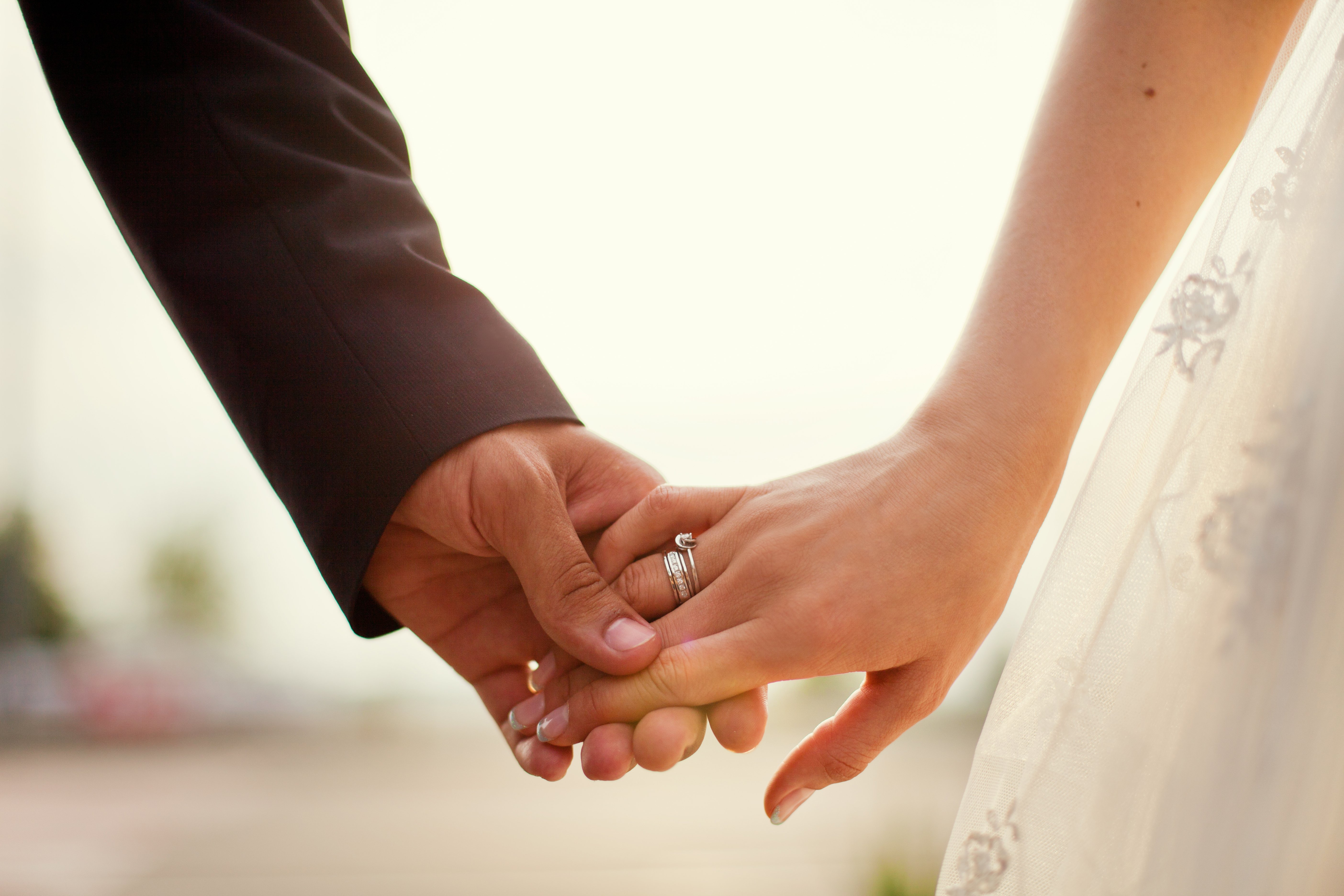 Novios tomados de las manos. | Foto: Shutterstock