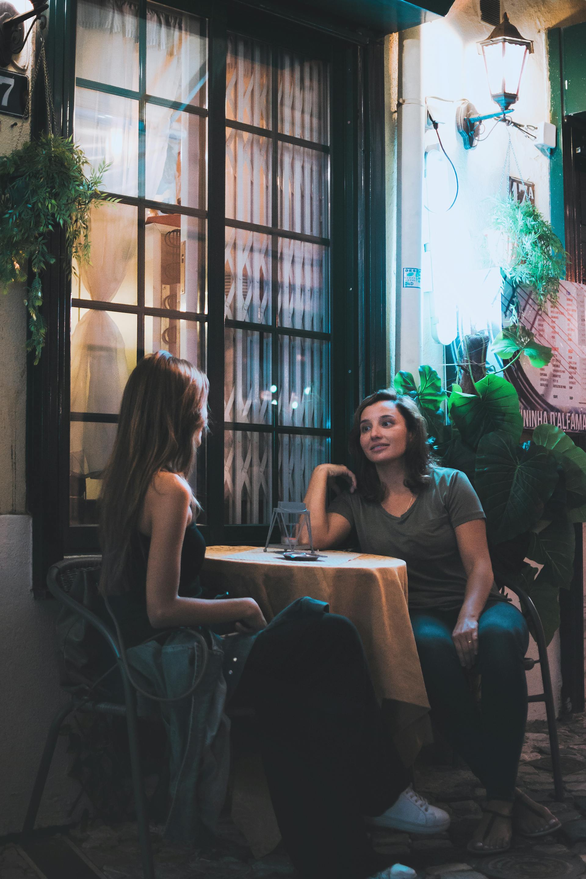 Two women chatting in an outdoor café | Source: Pexels