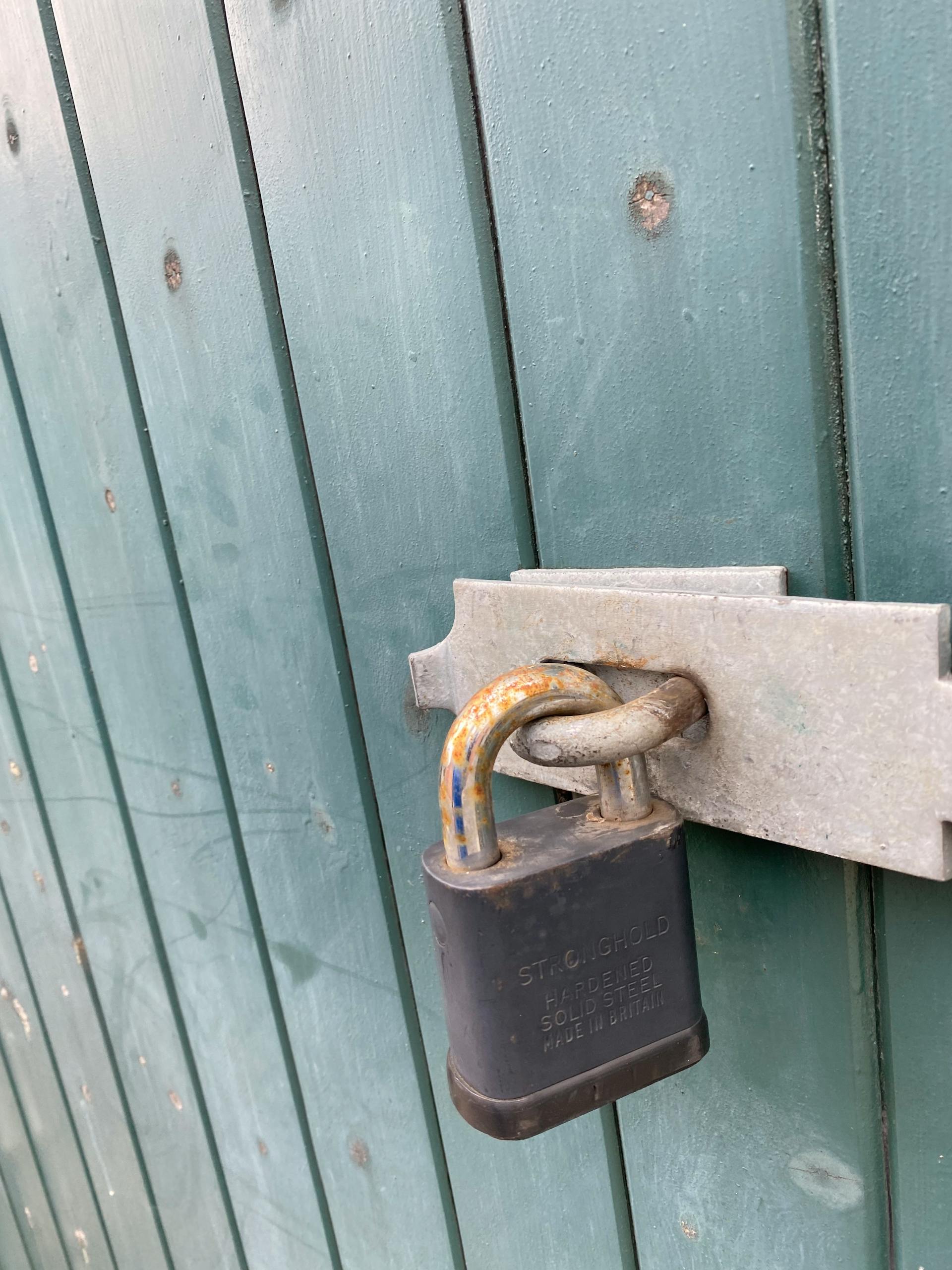 A door with a padlock | Source: Pexels