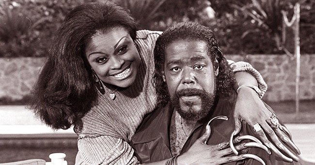 American soul singer Barry White, poses with his second wife, Glodean James, during a 1988 Los Angeles, California, photo portrait session | Photo: Getty Images