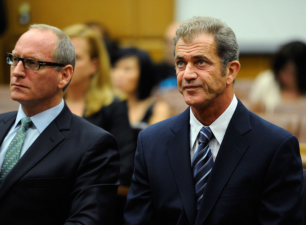 Mel Gibson and attorney Larry Ginsberg at a hearing in a Superior Court in Los Angeles on August 31, 2011 │ Source: Getty Images
