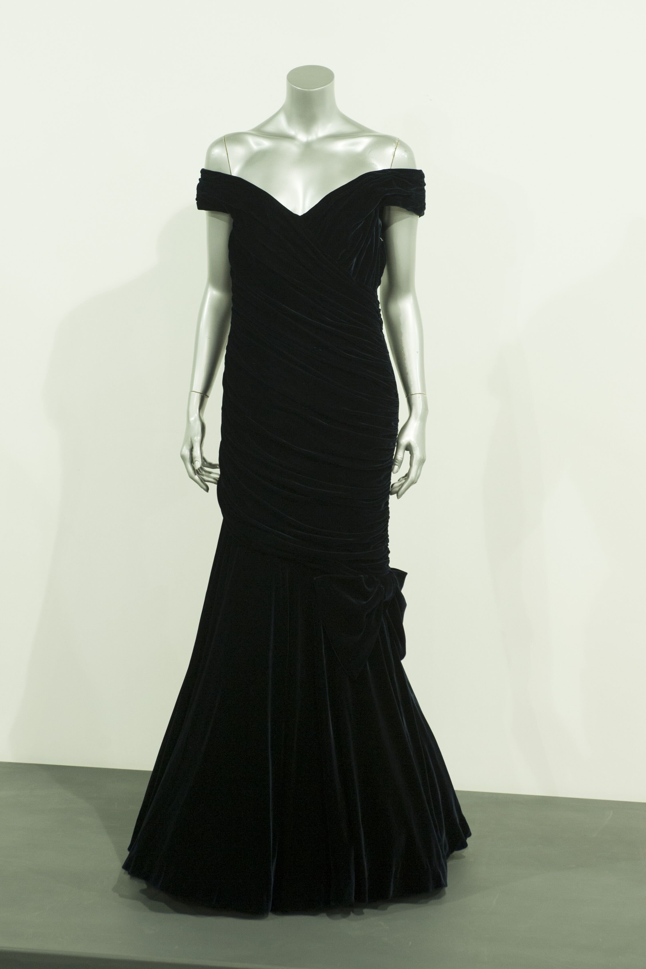 Victor Edelstein Midnight Blue Velvet Gown worn by Princess Diana in November 1985. | Source: Getty Images