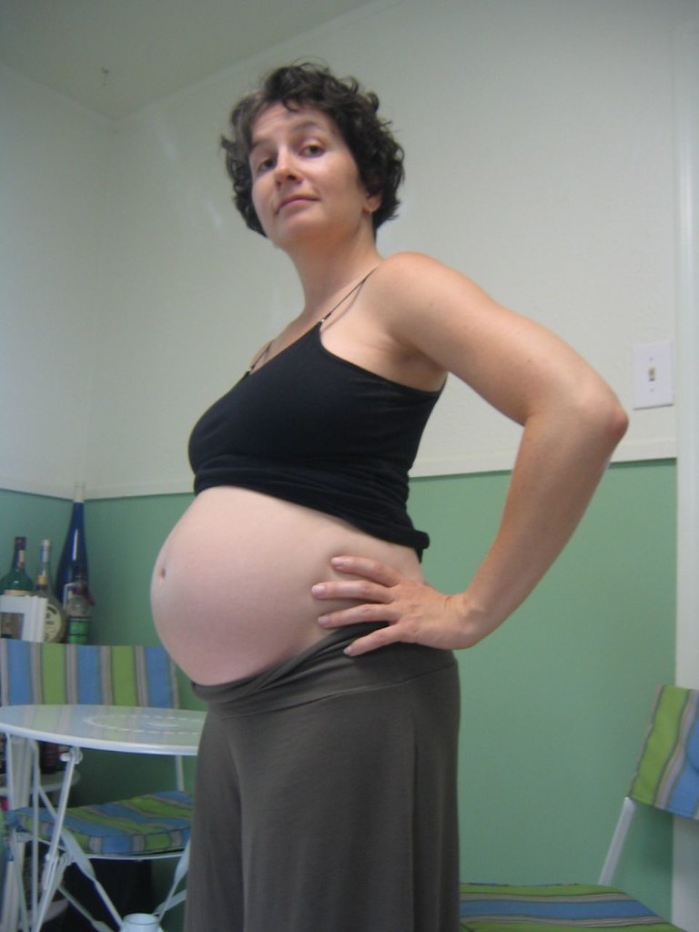 A pregnant woman showing her baby bump | Source: Flickr