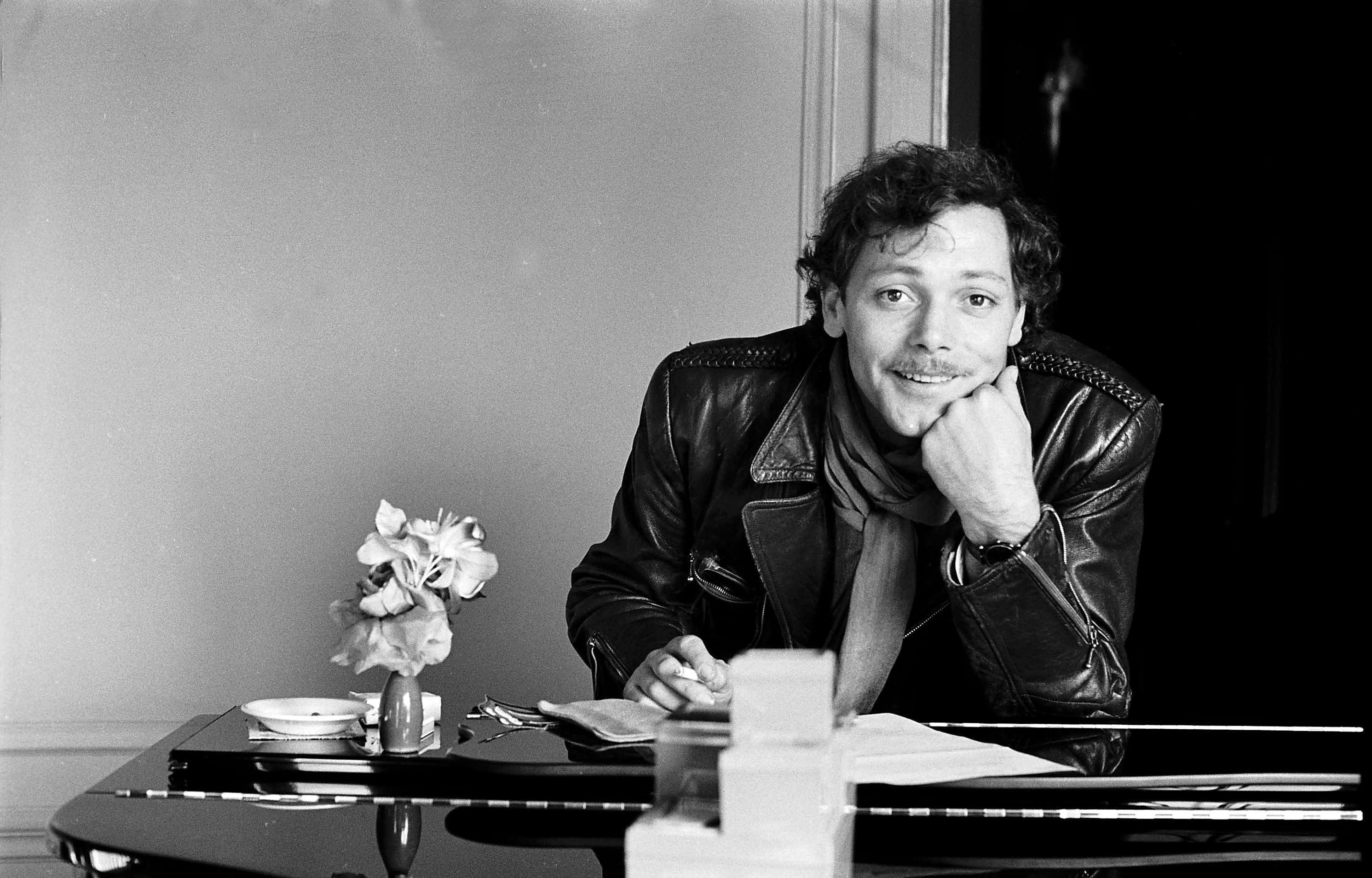 Patrick Dewaere chez lui à Paris, 1977. | Photo : Getty Images