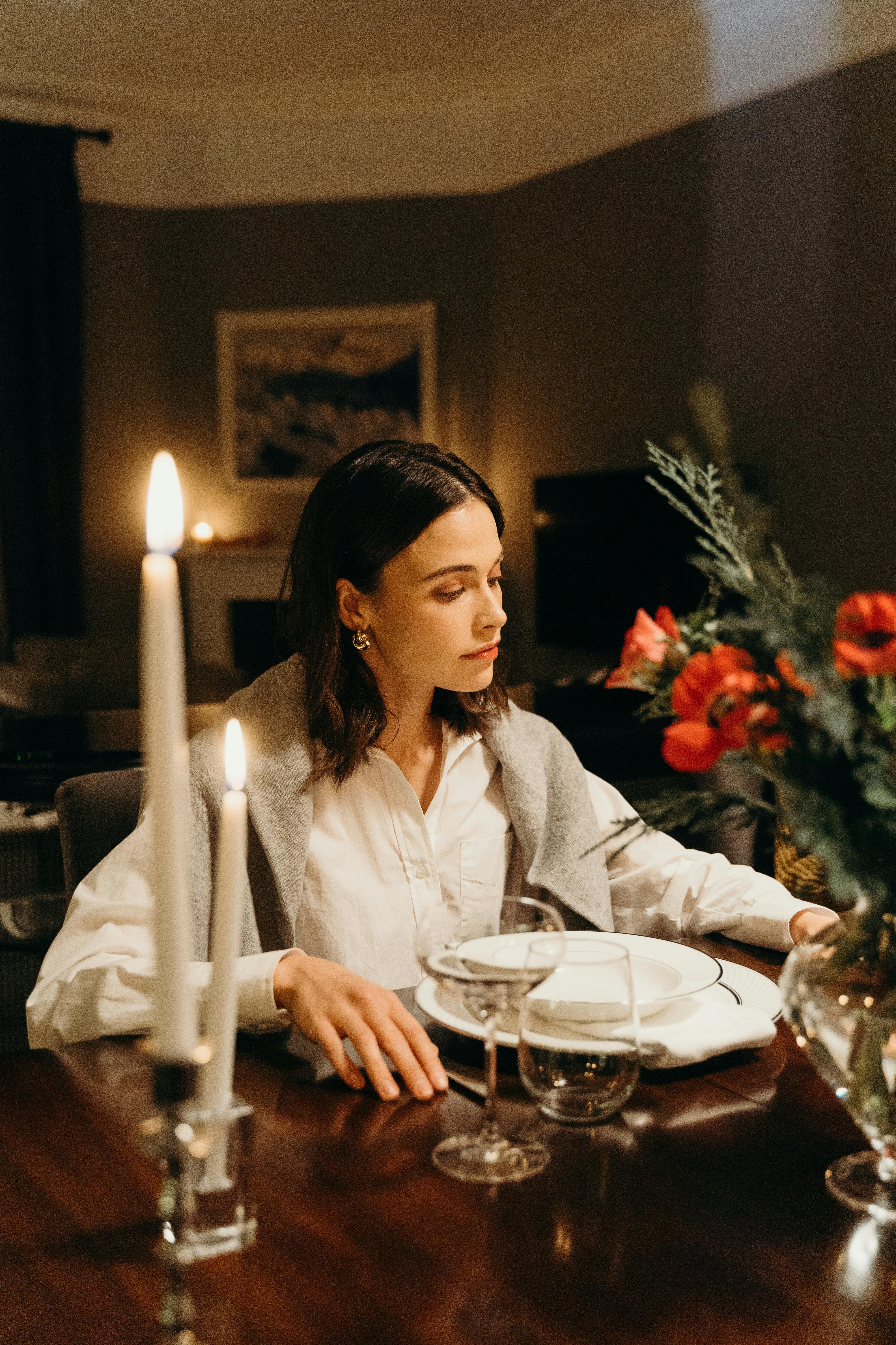 A woman at a table | Source: Pexels