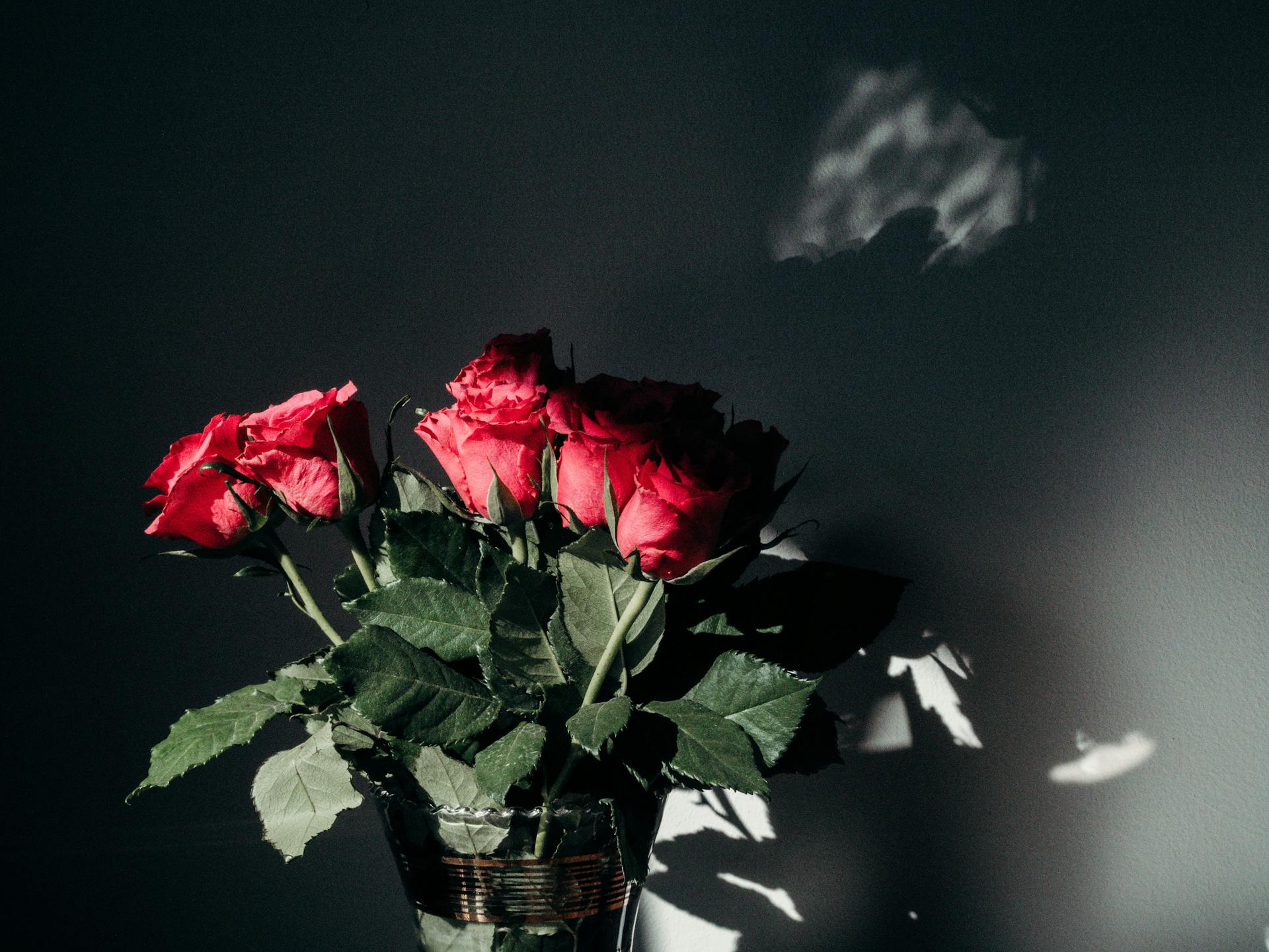 Rosas rojas en un florero | Fuente: Pexels