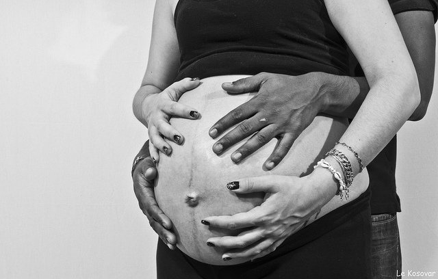 Une femme enceinte et son compagnon. l Source: Flickr