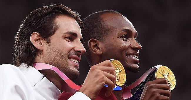 deux champions partagent la première place du podium.| Photo : Getty Images