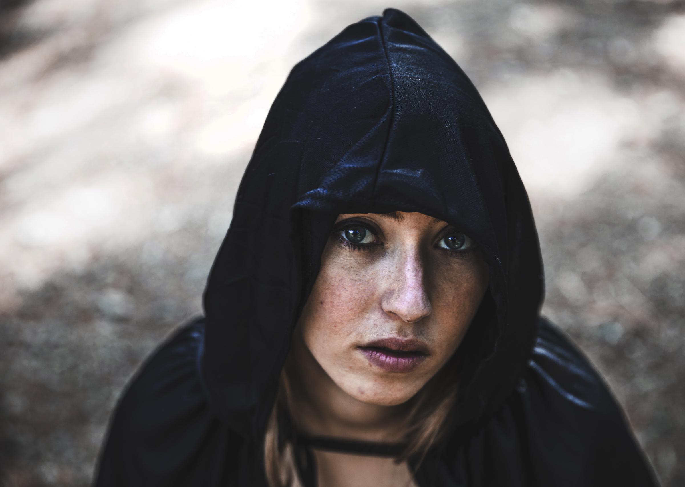 A woman wearing a hoodie | Source: Freepik
