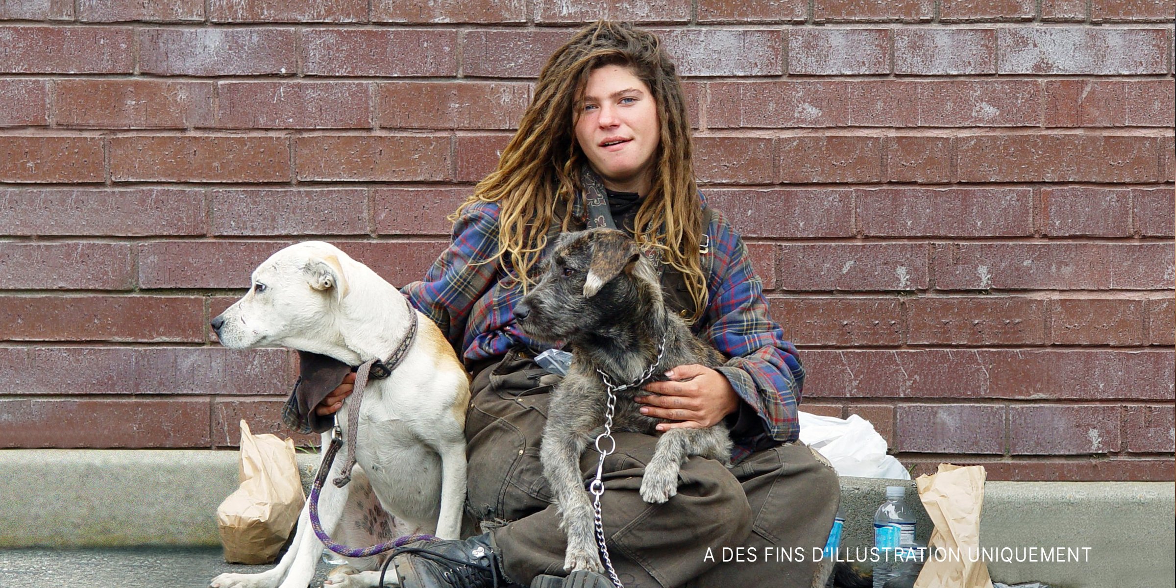 Une femme avec deux chiens | Source : Flickr/Franco Folini (CC BY-SA 2.0) 
