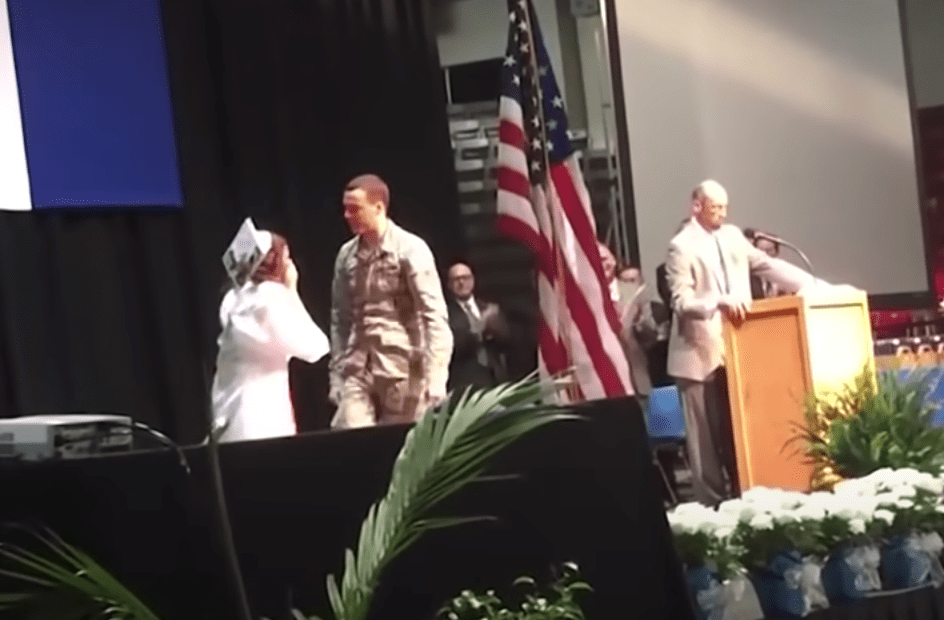 A sister is stunned after her brother's surprise return from the military | Photo: Youtube/USA TODAY