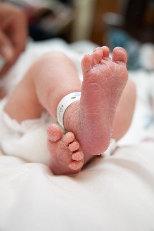 Bebé recién nacido es atendido en un hospital. | Foto: Flickr